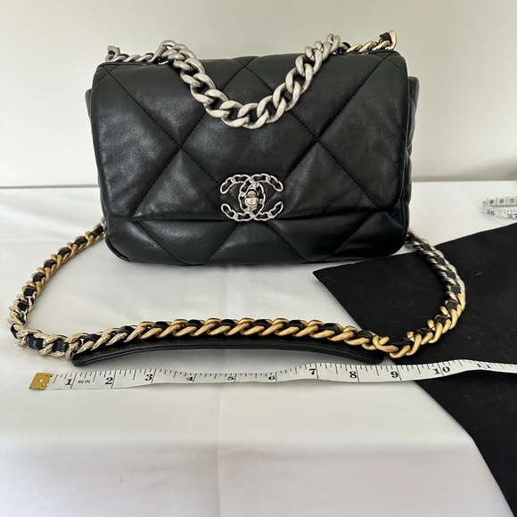 Chanel 19 Black in Small Microchipped - Picture 11 of 16